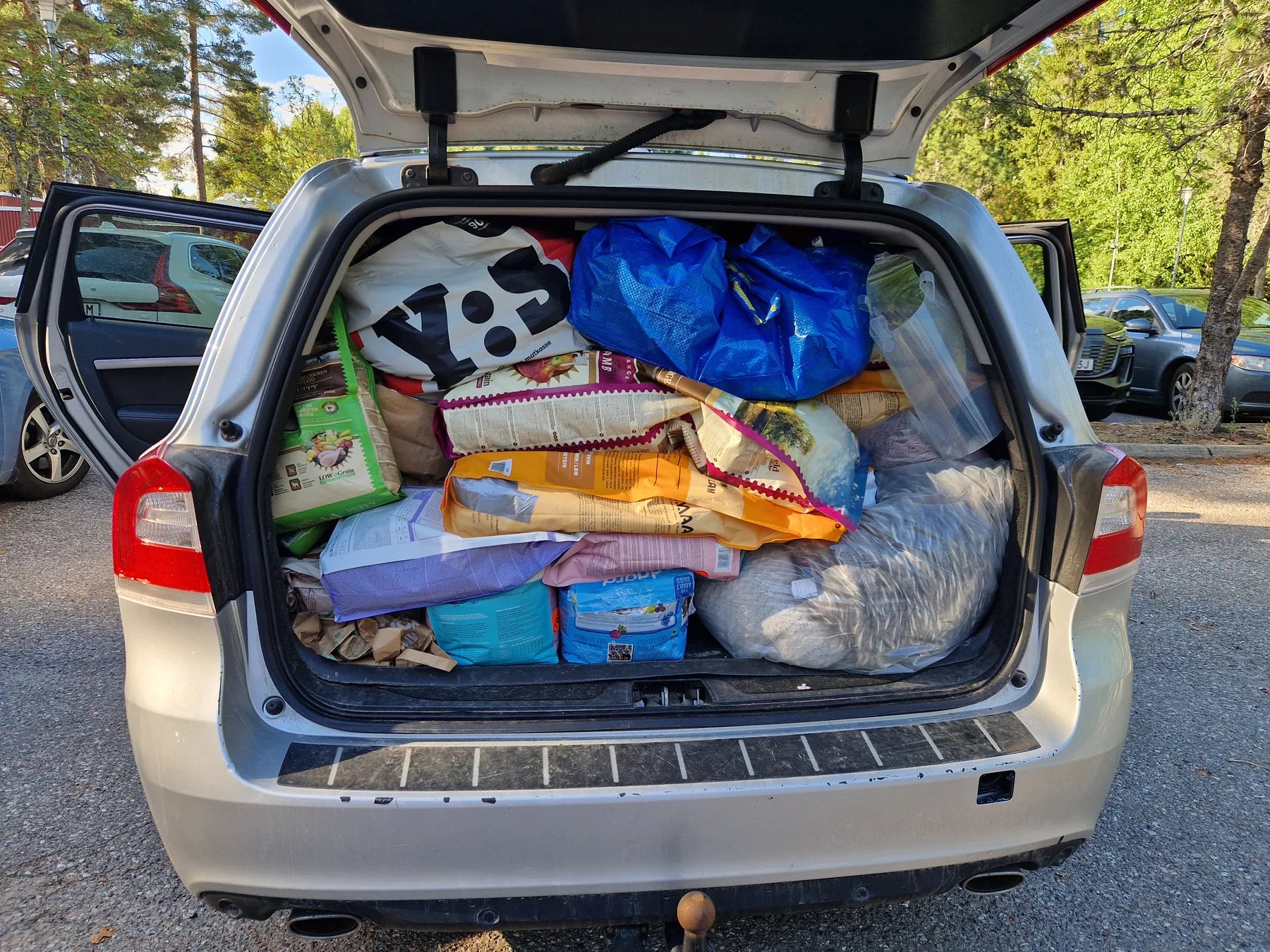 En bil fullpackad från golv till tak med foder, filtar, bäddar och andra gåvor till Rodicas räddade djur