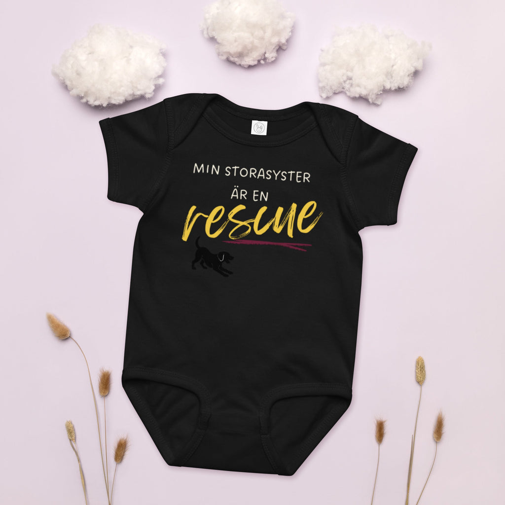 Babybody Min storasyster är en rescue med ljus text i svart färg