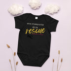 Babybody Min storasyster är en rescue med ljus text i svart färg