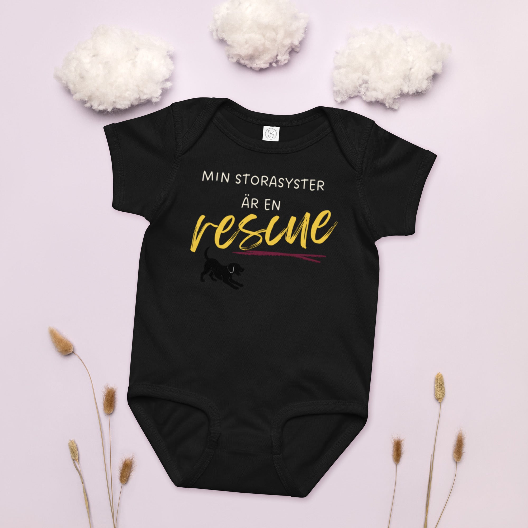 Babybody Min storasyster är en rescue med ljus text i svart färg