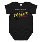 Babybody Min storebror är en rescue med ljus text i svart färg