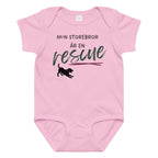 Babybody Min storebror är en rescue med mörk text i rosa färg