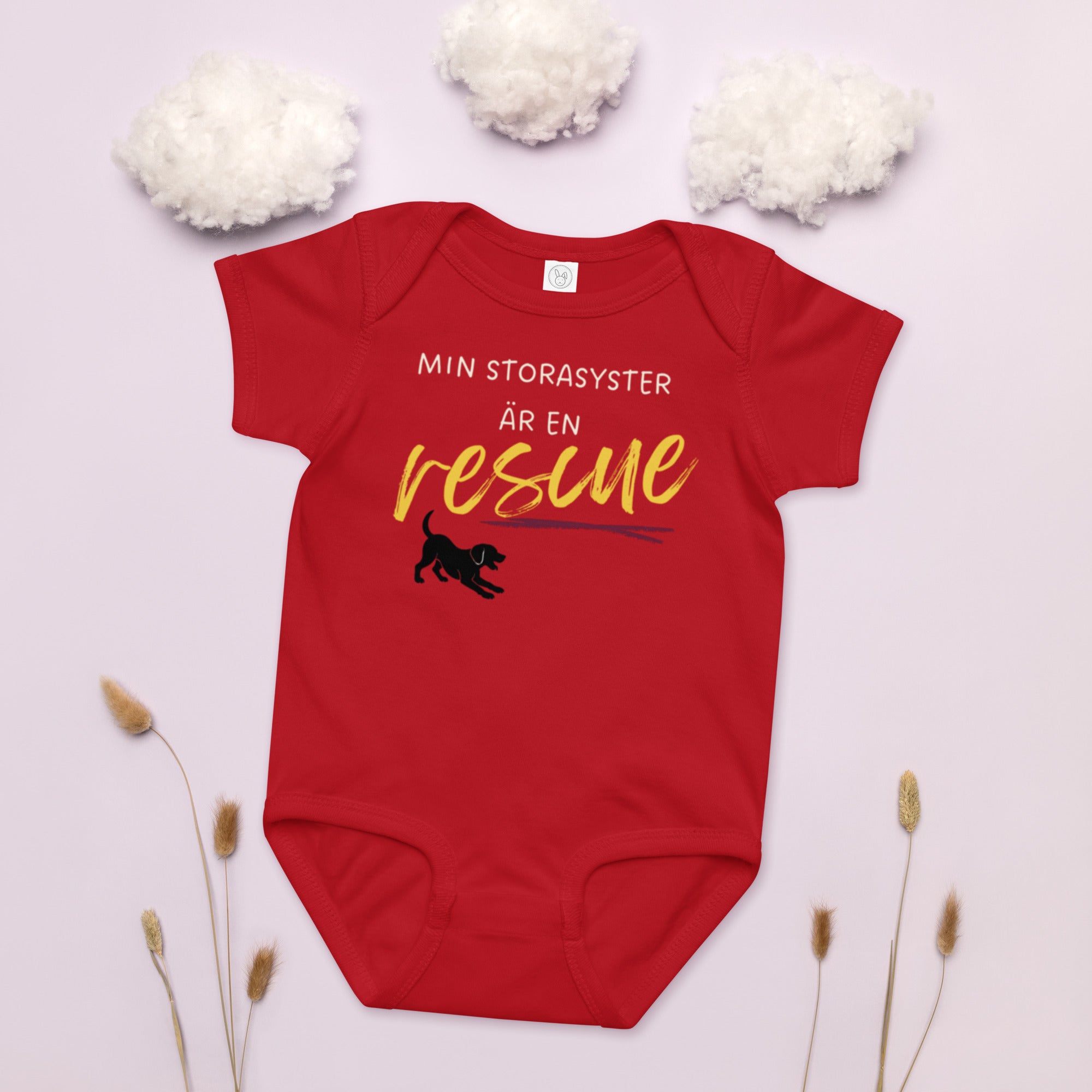 Babybody Min storasyster är en rescue med ljus text i röd färg