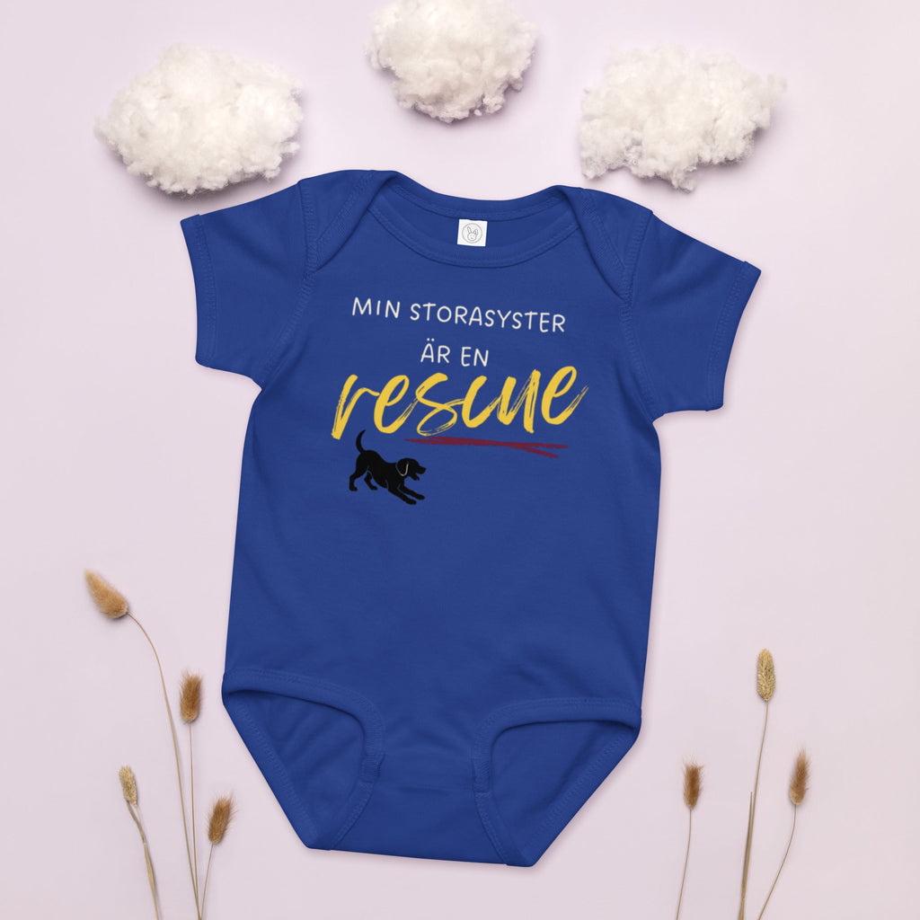 Babybody Min storasyster är en rescue med ljus text i royalblå färg