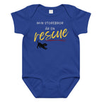 Babybody Min storebror är en rescue med ljus text i royalblå färg
