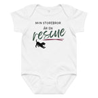 Babybody Min storebror är en rescue med mörk text i vit färg