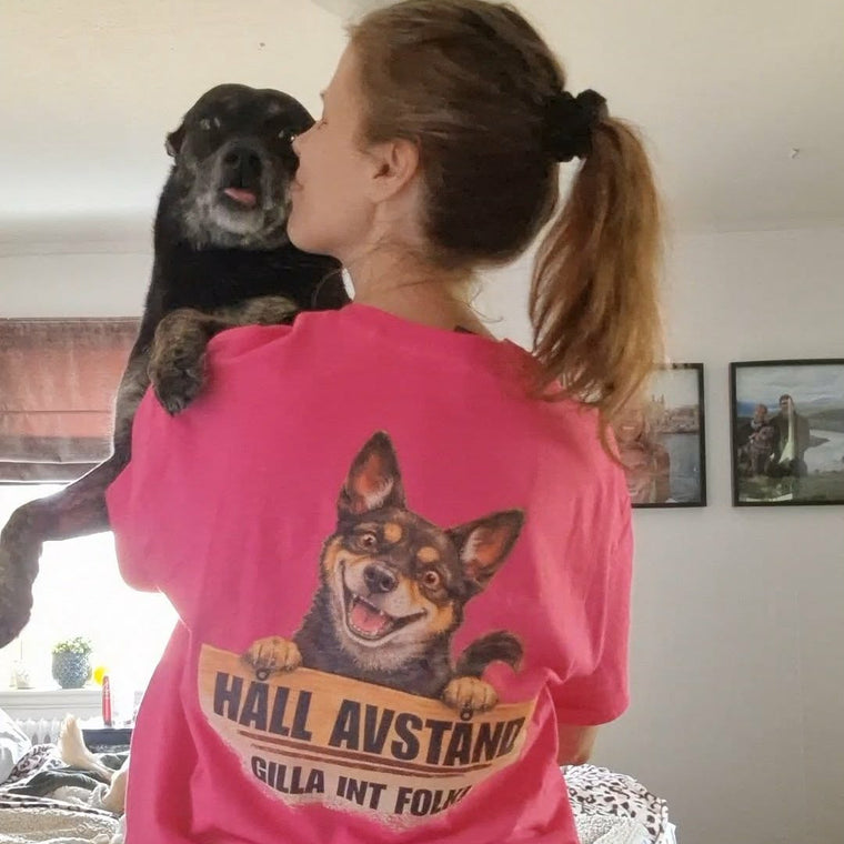 Kaxig och rolig tshirt med trycket "Håll avstånd - gilla int folk" - ohana rescue