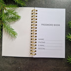 Insida i password book med fält för namn, telefon, e-post och sociala medier