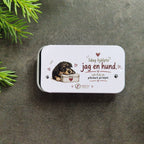 Närbild på liten plåtask med texten Idag hjälpte jag en hund och fick en pillerburk på köpet