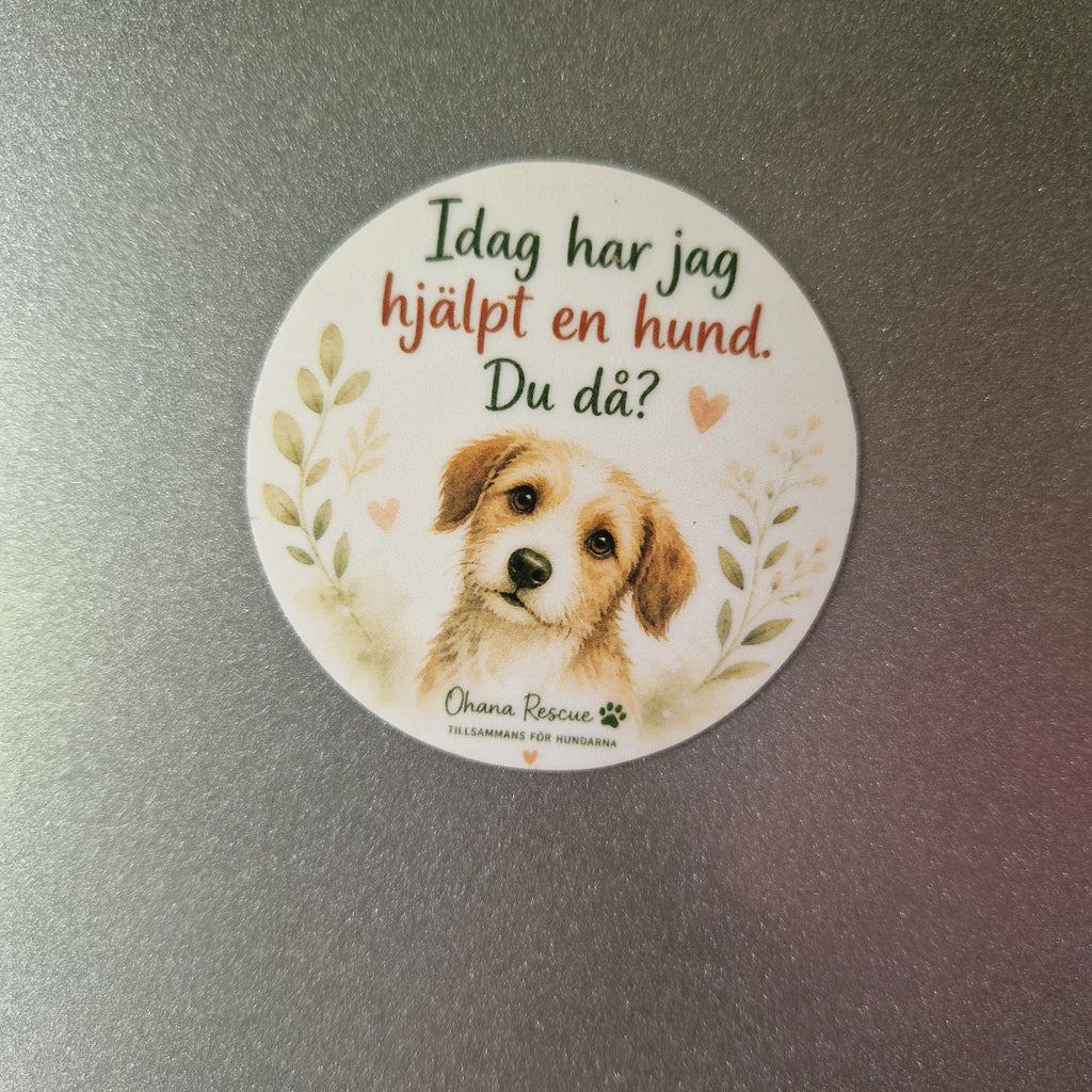 Närbild på liten rund Ohana Rescue-magnet cirka 5,5 cm med hundmotiv
