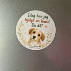 Närbild på liten rund Ohana Rescue-magnet cirka 5,5 cm med hundmotiv