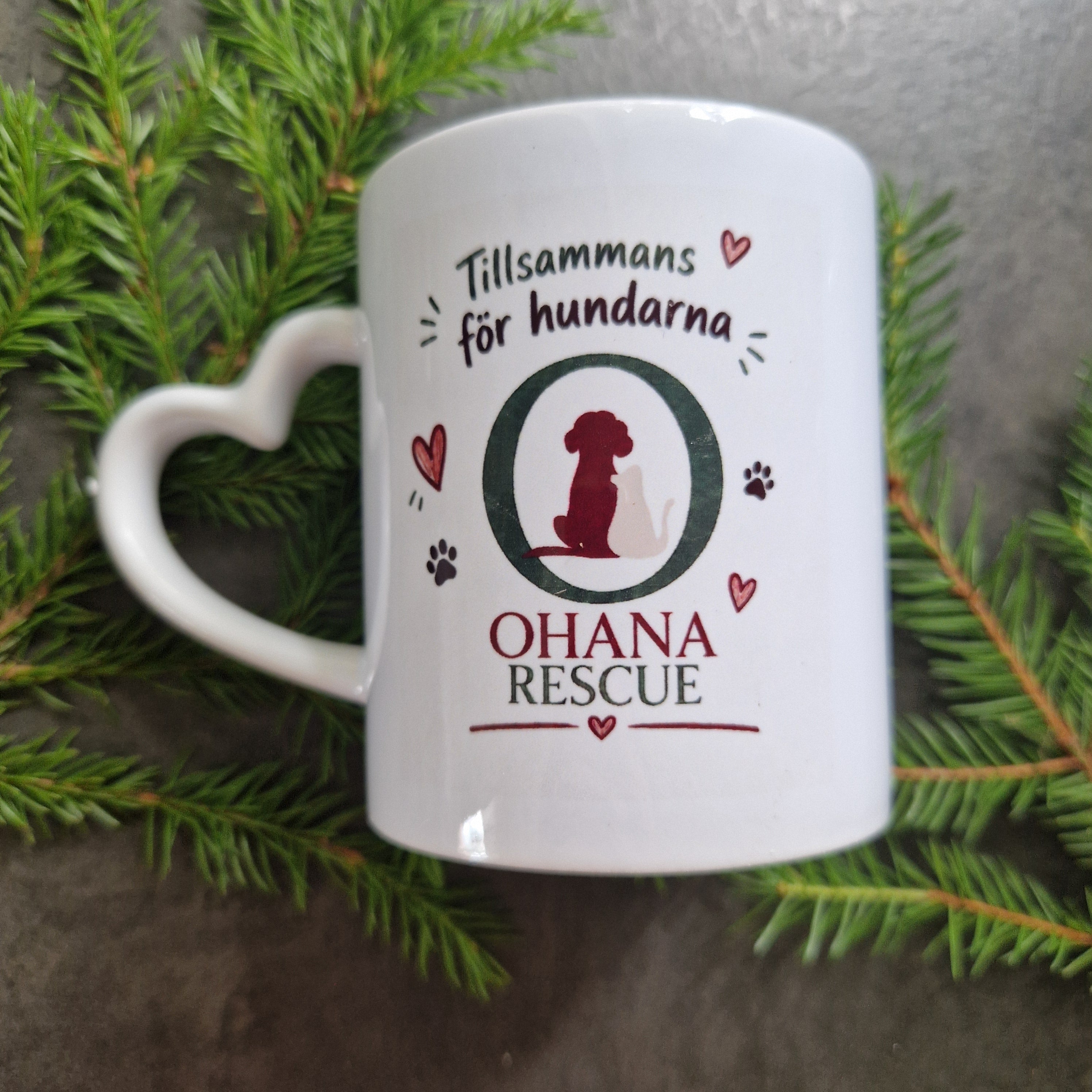 Ohana Rescue mugg med hjärthandtag och logo på baksidan