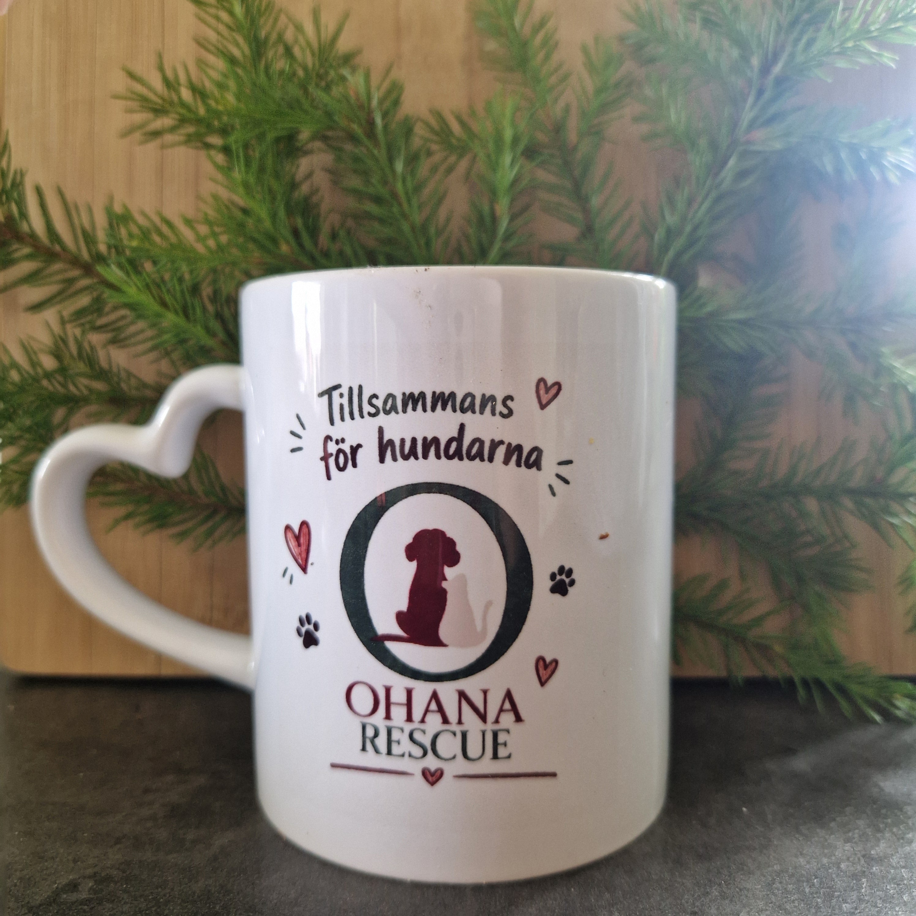 Närbild på Ohana Rescue mugg med texten Tillsammans för hundarna