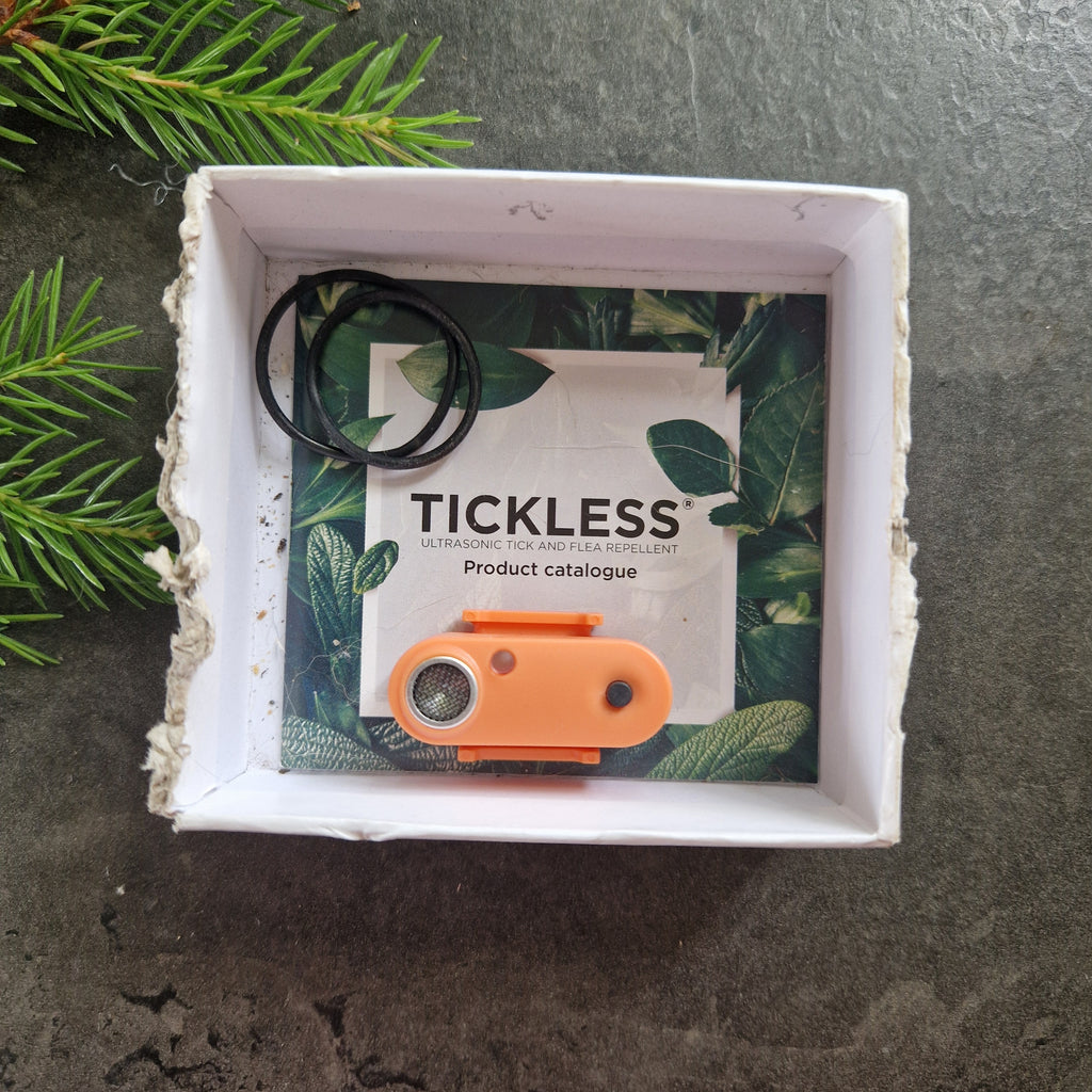 TICKLESS Cat i förpackning med tillbehör och produktkatalog