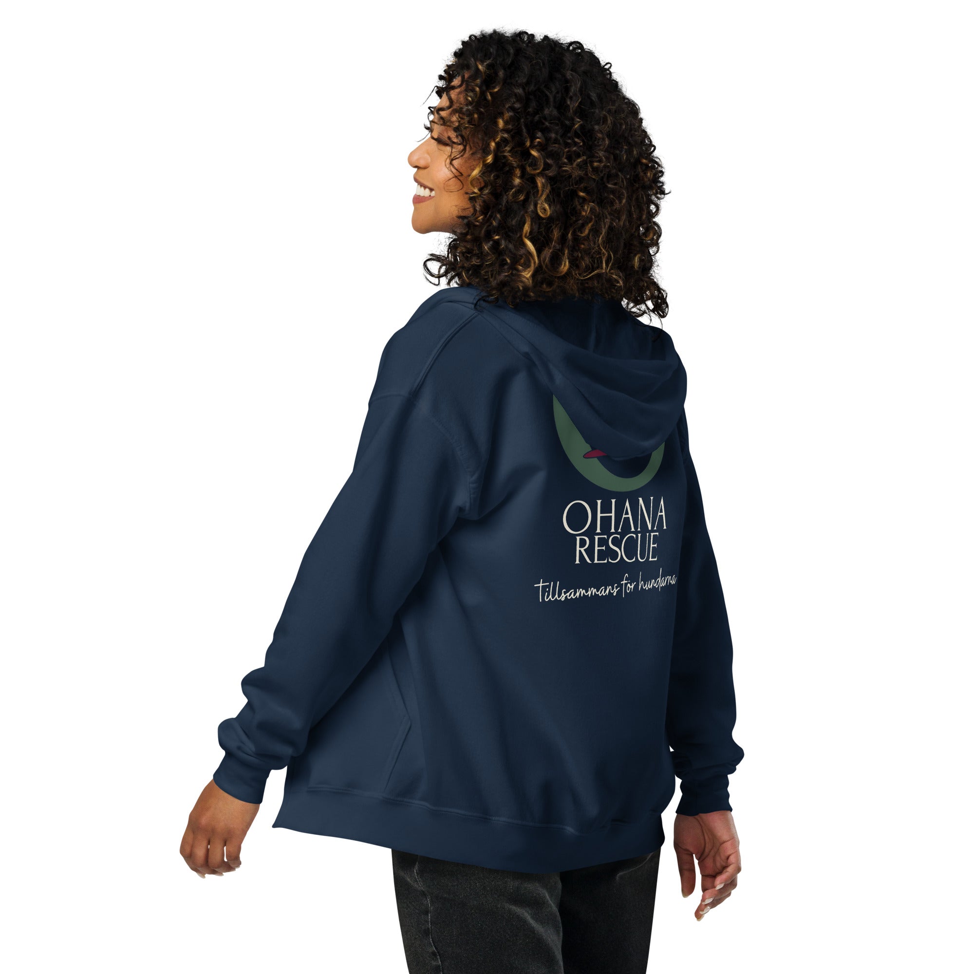 Ohana hoodie med dragkedja i navy, baksida med Ohana Rescue-tryck