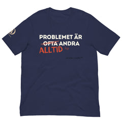 Rolig marinblå t-shirt med texten Problemet är ofta alltid andra