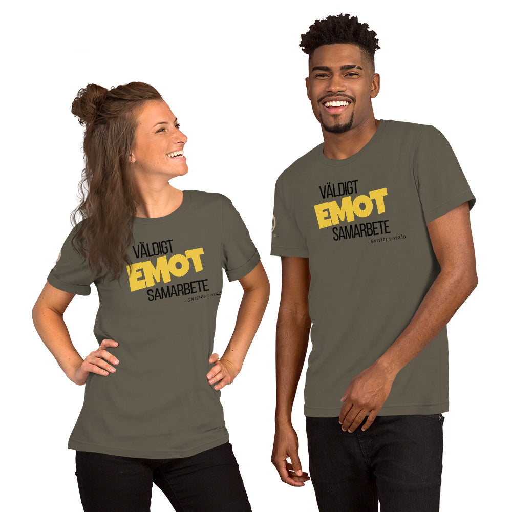 Väldigt EMOT samarbete t-shirt i army med gul och svart texttryck