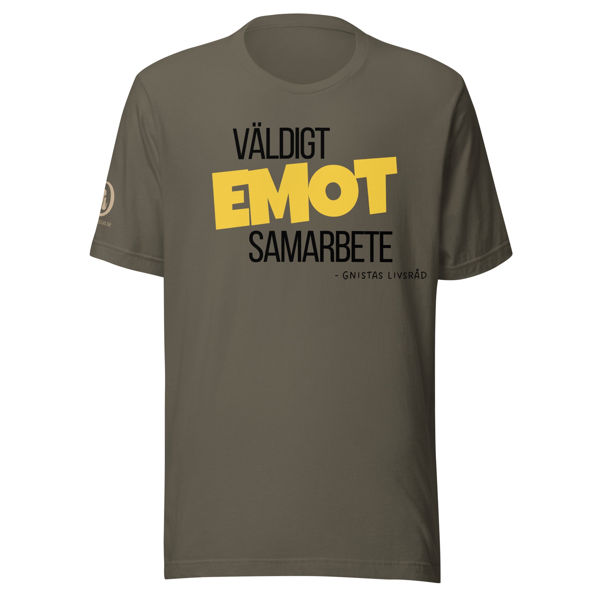 Väldigt EMOT samarbete t-shirt i army på modell från Gnistas Galna Värld