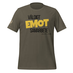 Närbild av Väldigt EMOT samarbete t-shirt i army